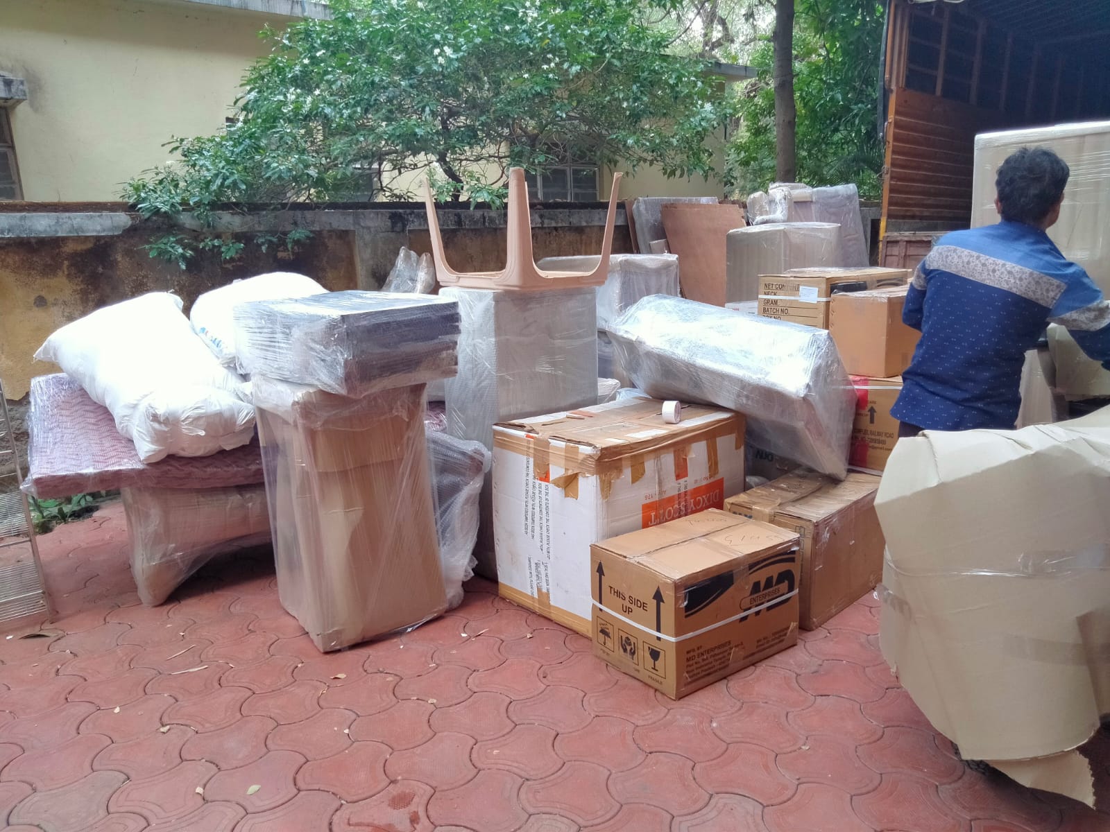 Professional packers and movers team